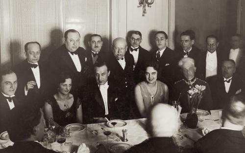 Bankiet w hotelu "Polonia". Widoczni m.in.: Jadwiga Smosarska, Zofia Batycka iLeon Łuskino ( przy stole w mundurze).