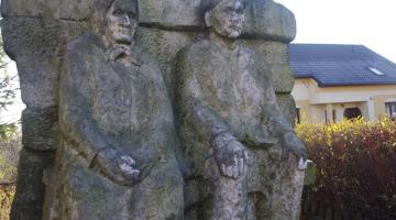 Rozalia i Wojciech Grzegorczykowie, rzeźba Stefana Dulnego stojąca w Krajnie, fot. Jacek Jopowicz